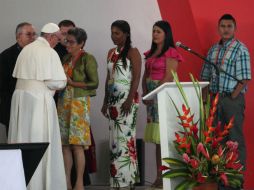 El Papa Francisco conversa con un grupo de mujeres afectadas por la guerra durante un acto público masivo llevado a cabo hoy. EFE / E. Guzmán