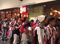 Los cantos a favor del Guadalajara resonaron en el aeropuerto de la capital del país. TWITTER / @Chivas