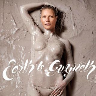 Gwyneth Paltrow posa semidesnuda cubierta de arena