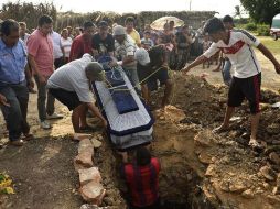 Esta tarde comenzaron a sepultar a las primeras víctimas del sismo de la madrugada. AFP / P. Pardo