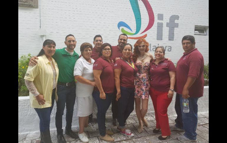 Carmen se tomó una foto con personal del Centro. ESPECIAL /