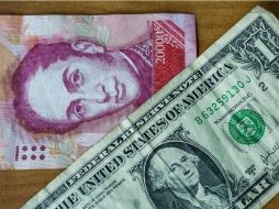 El billete de mayor denominación en Venezuela, de 20 mil bolívares, equivale ya a un dólar estadounidense en el mercado libre. EFE / C. Hernández