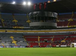 La pantalla, que no estaba lista para su estreno en este partido, quedó a una altura de 7.30 metros al quemarse la máquina que la sube. EL INFORMADOR / G. Gallo