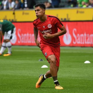Carlos Salcedo debuta en la Bundesliga con el Eintracht