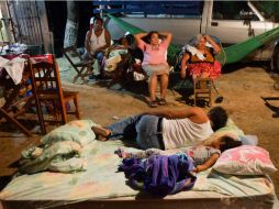 Las familias damnificadas tras el sismo amanecen en las banquetas y en los patios, ante el temor de réplicas. SUN / E. Hernández