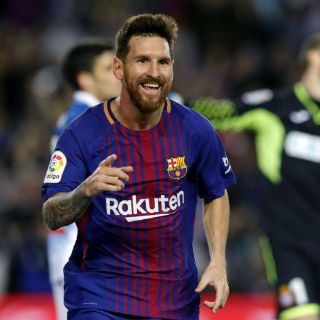 Messi anota triplete y guía el Barça al liderato