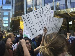 Manifestantes congregados afuera del Hotel Trump en Nueva York, se oponen a la cancelación del programa. AP / W. Mathis