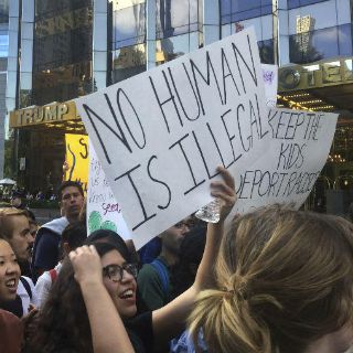 Cientos protestan afuera de hotel de Trump por fin de DACA