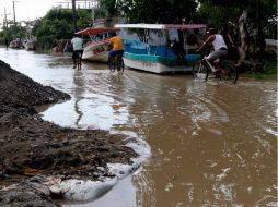Los pobladores de Tecolutla permanecen atentos al nivel del agua en caso de que sea necesario evacuar. NTX / J. Lira