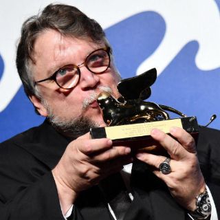 Colegas felicitan a Guillermo del Toro por éxito en Venecia