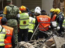 Brigadas de especialistas en estructuras para verificación física de edificios y espacios públicos trabajan para su dictamen. EFE / J. Núñez