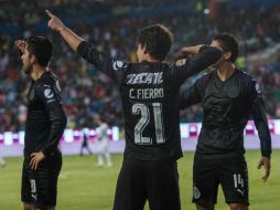Fierro anota el último de los tres goles rojiblancos ante Pachuca. MEXSPORT / D. Leah