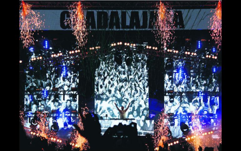 '¡Hagamos que este lugar arda!' exhortó Guetta a sus fans en el clímax de su espectáculo. EL INFORMADOR / R. Romero
