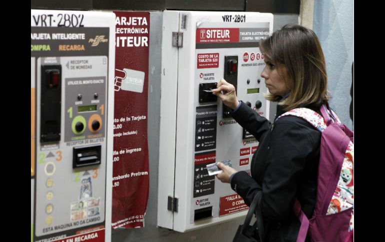 A finales del año, los pasajeros ya no podrán pagar con efectivo en el Tren Ligero, el SiTren y el Macrobús. EL INFORMADOR / A. Camacho