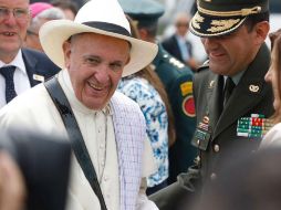 Niños le regalaron un sombrero vueltiao, símbolo de la cultura colombiana, que de inmediato se puso. EFE / A. Di Meo