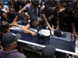 Por la mañana realizan homenaje de cuerpo presente en las instalaciones de la policía municipal. AP / R. Blackwell