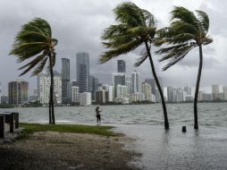 El huracán mantiene el mismo movimiento de 26 kilómetros por hora en dirección noroeste, y se prevé que lo mantenga esta noche. EFE / G. Viera