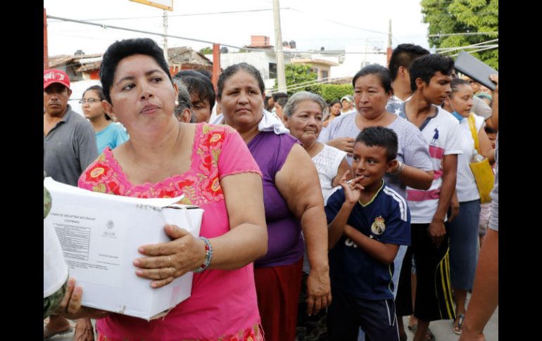 La asociación 'Yunete' entregó víveres que contienen los colores característicos del PAN. EFE / J. Nuñez