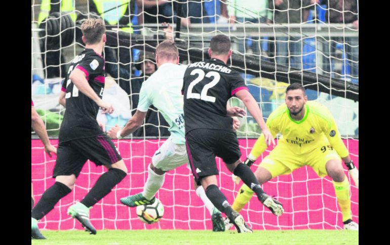 Lazio llega a siete puntos. Ciro Immobile marca el tercer gol al Milan. EFE /
