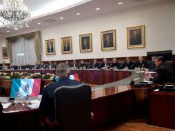 Enrique Peña Nieto (d) y diversos miembros del Gabinete, evalúan las afectaciones y acciones en marcha por el terremoto. NTX / ESPECIAL