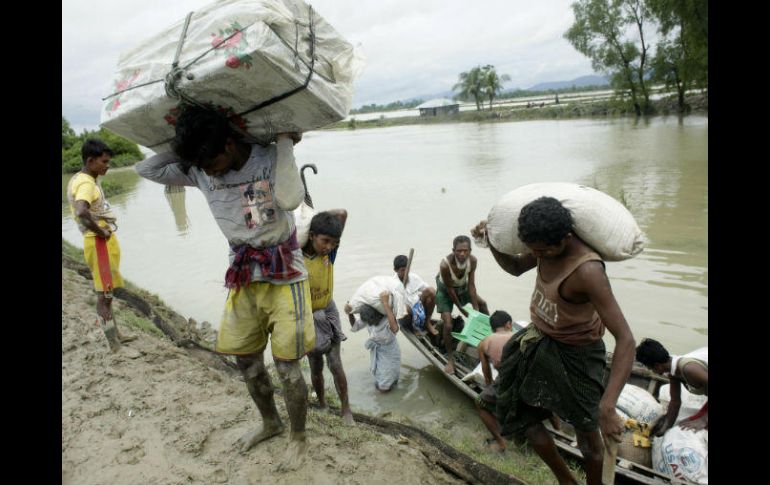 Desde el estallido del conflicto, más de 300 mil rohinyás han cruzado la frontera a Bangladesh. EFE / A. Abdullah