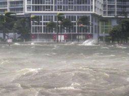 Las calles de Miami se convirtieron ayer en ríos tras desbordarse las aguas de la Bahía Vizcaína, debido al paso del huracán 'Irma'. EFE /