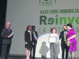 Reconocimiento. Beatriz Alfaro Méndez fue galardonada por su trayectoria por la AMPI. ESPECIAL /