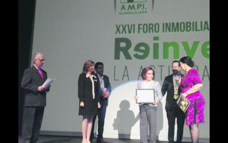 Reconocimiento. Beatriz Alfaro Méndez fue galardonada por su trayectoria por la AMPI. ESPECIAL /