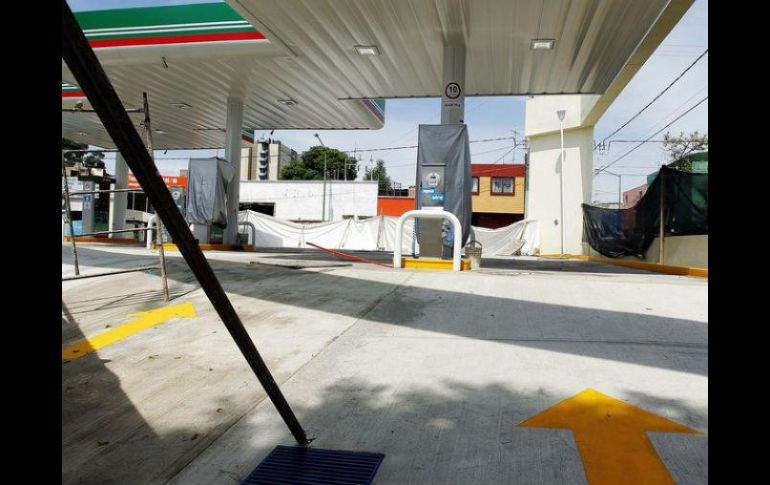 Actualmente la gasolinera en Estado de México tiene sellos de suspensión y es vigilada por policías. EL INFORMADOR / ARCHIVO