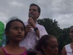 Peña Nieto escuchó a los habitantes que se le acercaron para expresarle sus necesidades e inquietudes. FACEBOOK / Enrique Peña Nieto