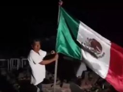 Luego de que se registrara el sismo el pasado jueves, Ángel rescató la bandera y la izó en medio de escombros y llantos. YOUTUBE / Petoluditos
