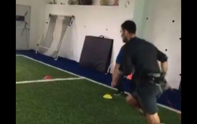 El defensor compartió un video en su cuenta de Twitter, donde realiza pruebas físicas con un entrenador personal. TWITTER / @RafaMarquezMX