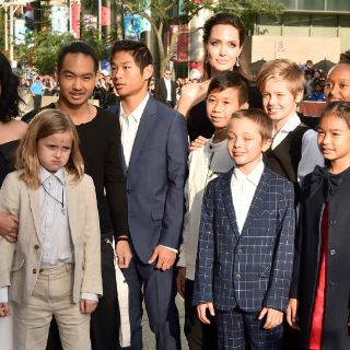 Angelina Jolie aparece con sus hijos en Toronto