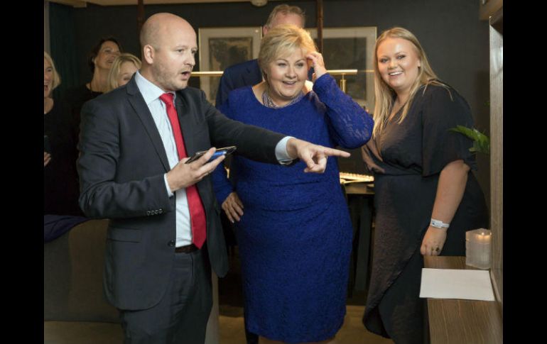 Erna Solberg reacciona sobre los resultados que le dan la victoria a ella y a su partido. EFE / H. K. Thorbjornsen