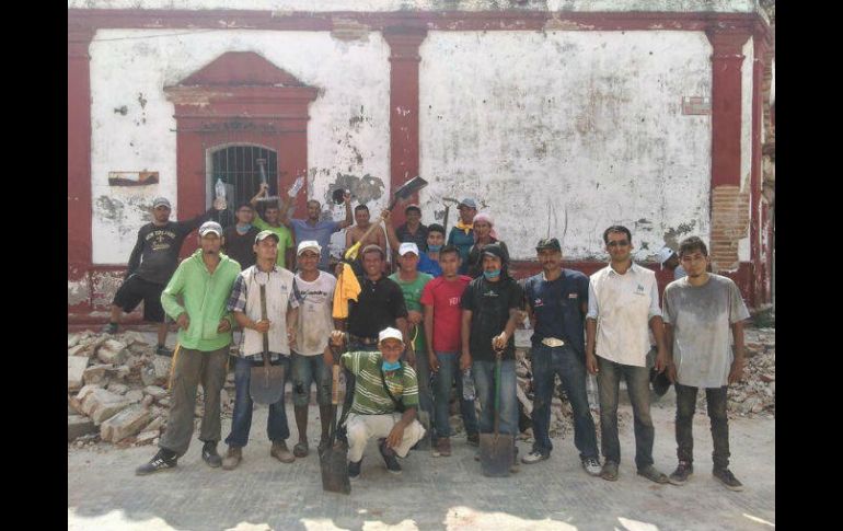 El grupo de hombres se organizó para limpiar los escombros de las casas y edificios que quedaron derrumbados por el sismo. TWITTER / @JehuPi