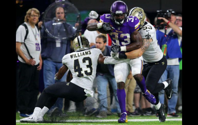El novato Dalvin Cook corrió para 127 yardas, ocupando el puesto que tenía Peterson. AFP / A. Bettcher