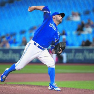 Estrada gana tercera decisión seguida
