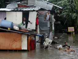 En Filipinas, la depresión tropical 'Maring' provocó fuertes lluvias causando inundaciones y cancelación de clases. EFE / R. Malasig