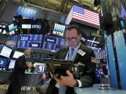 El Dow Jones registra un incremento de 63.90 puntos, equivalentes al 0.29 por ciento, y se coloca en 22 mil 121.27 unidades. AP / R. Drew