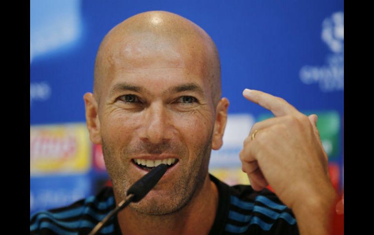 'Para mí y para Zidane el futbol es amor', dice el ex internacional holandés. AP / P. White