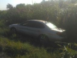 El vehículo se encontró entre la maleza en Lomas del Sur, frente al fraccionamiento Valle de los Encinos. ESPECIAL /
