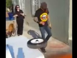 Hace unos meses, Ramírez publicó en Facebook un video donde muestra los insultos del músico Carlos Hakas y luego tira su puesto. YOUTUBE / VIDEOS CURADOS