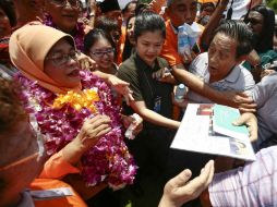 Partidarios muestran su apoyo a la presidenta electa Halimah Yacob (i) en el edificio de la Asociación Popular. EFE / W. Woon