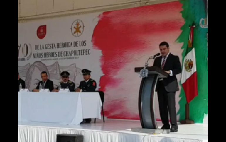 El Mandatario estatal hizo un llamado a los funcionarios para que realicen la misma acción y se solidaricen con las víctimas. FACEBOOK / Aristóteles Sandoval