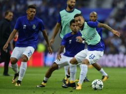 Corona (C) calienta antes del duelo contra los turcos. AFP / M. Riopa