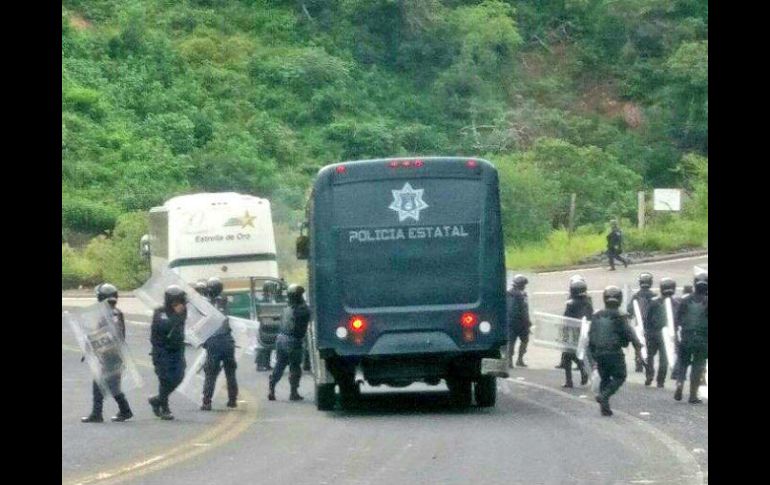 Los jóvenes se retiraron con dirección a la normal de Ayotzinapa con una de las unidades retenidas. TWITTER / ‏ @Coordinadora1DM