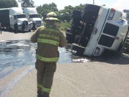 El chofer que transportaba el material comestible, presuntamente perdió el control del vehículo. ESPECIAL / Protección Civil Jalisco