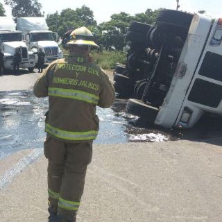 Vuelca pipa en Periférico y carretera a Chapala