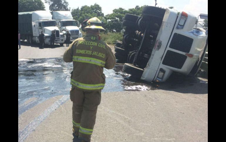 El chofer que transportaba el material comestible, presuntamente perdió el control del vehículo. ESPECIAL / Protección Civil Jalisco