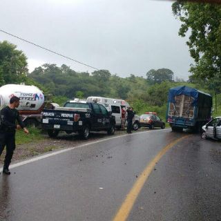 Se registra choque en carretera federal a Tamazula
